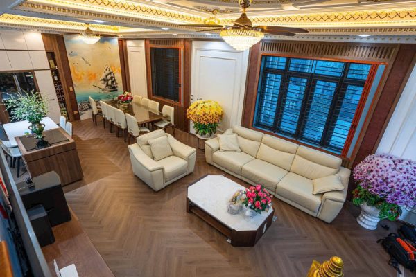 Kiểu lát xương cá tạo nhịp điệu hình học và chiều sâu cho mặt sàn.