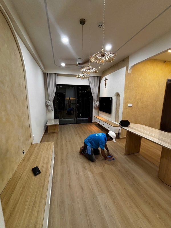 Màu sàn và hướng lát hỗ trợ cảm nhận chiều sâu trong không gian nhà phố.